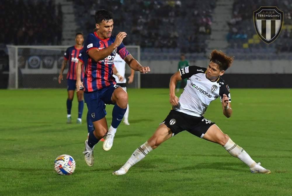 Kapten JDT, Matthew Davies (kiri) diasak Akhyar Rashid dalam aksi di Stadium Sultan Mizan Zainal Abidin, Januari lalu. Foto Terengganu FC