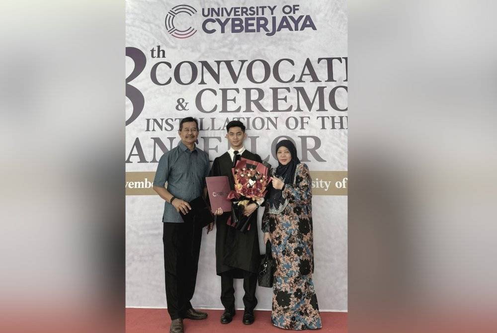 Muhammad Ikram semasa majlis konvokesyen selepas menamatkan pengajian dalam bidang Pentadbiran Perniagaan di University of Cyberjaya.