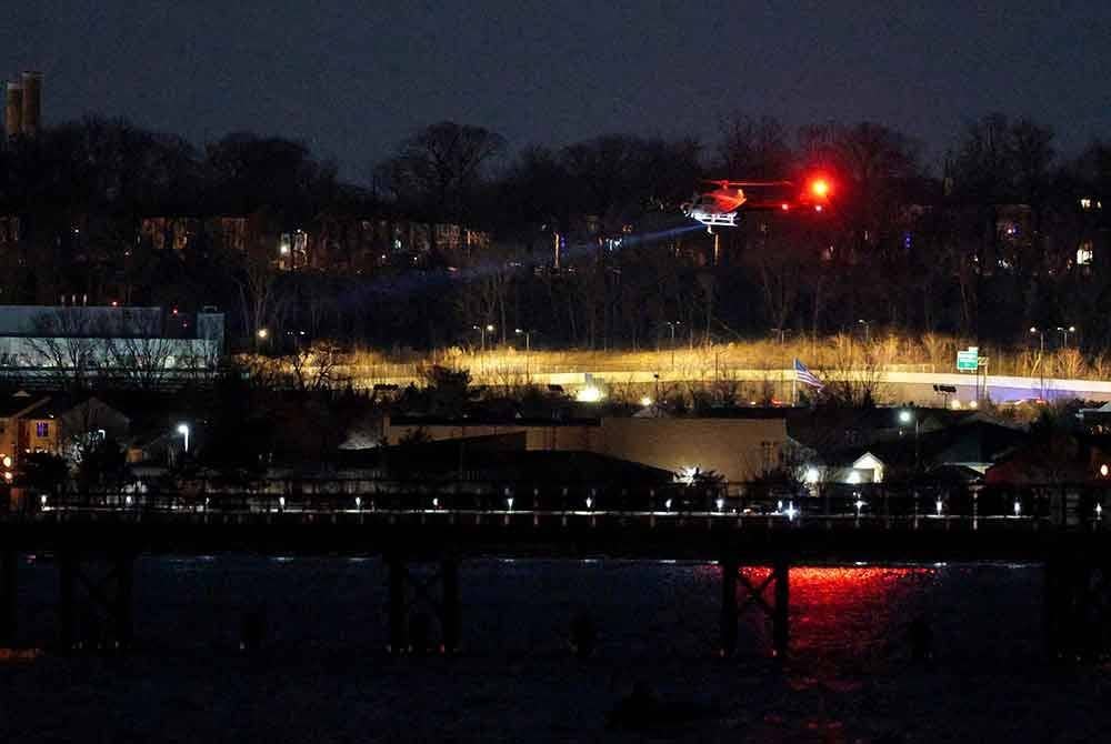 Sebuah helikopter tentera berlanggar dengan jet penumpang berhampiran Reagan National Airport. Foto AFP