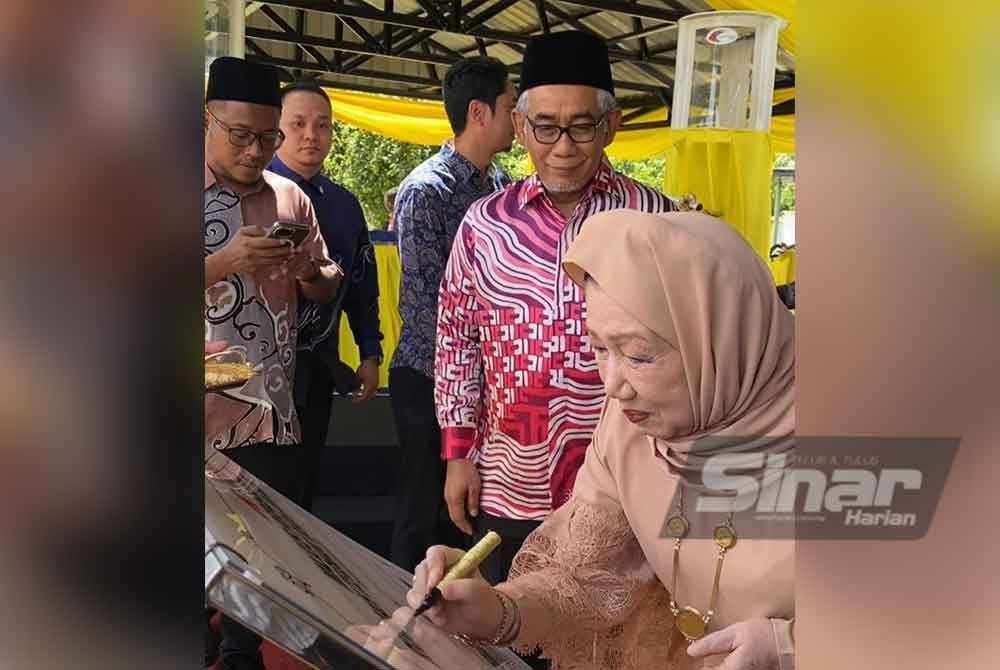 Tengku Anis berkenan mencemar duli merasmikan Majlis Perasmian Rumah Ternak Ikan An-Nisa' di Masjid D'Raja Tengku Aziza Tengku Hamzah, Melor di Kota Bharu pada Khamis. FOTO: SINAR HARIAN