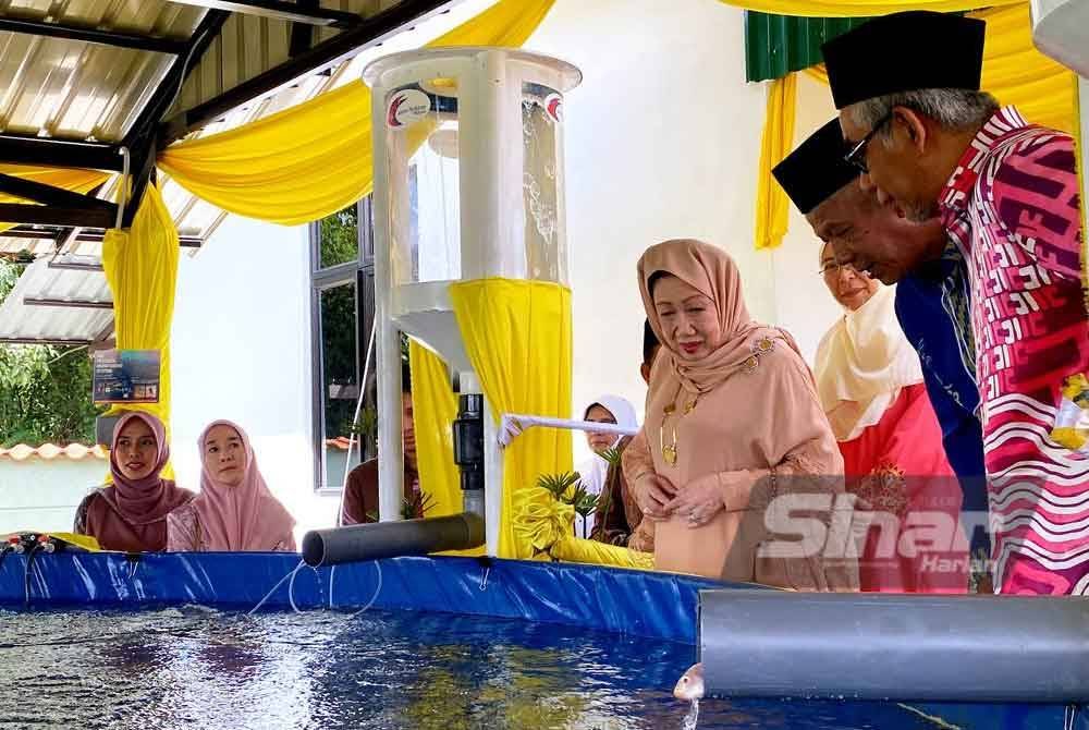 Tengku Anis (kiri) berkenan mencemar duli merasmikanMajlis Perasmian Rumah Ternak Ikan An-Nisa' di Masjid D'Raja Tengku Aziza Tengku Hamzah sambil diperhatiankan oleh Tengku Ahmad Badli Shah (kanan) pada Khamis. FOTO: SINAR HARIAN