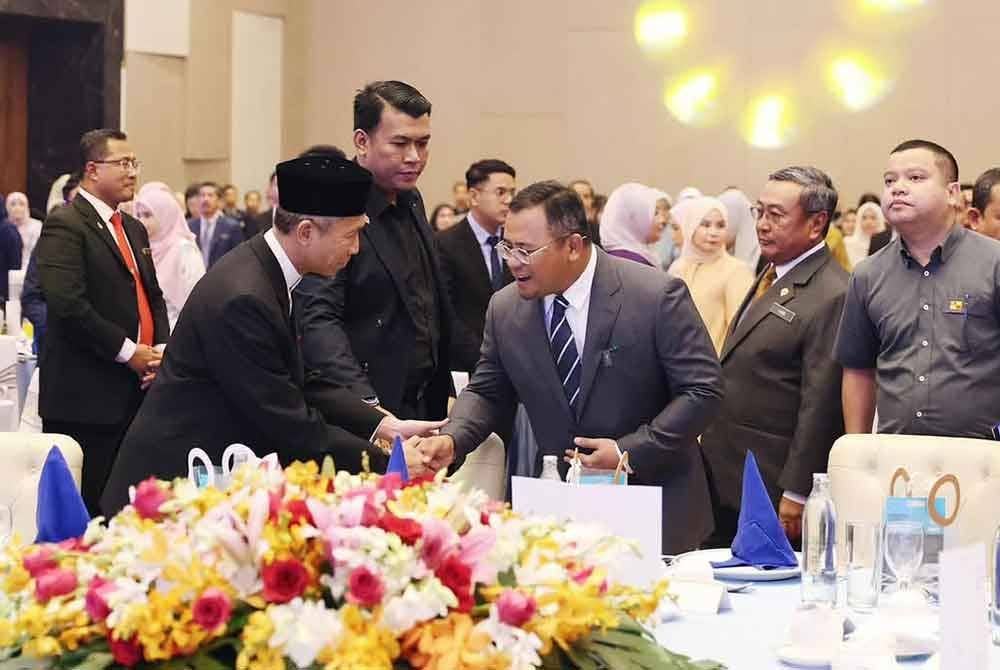 Amirudin (tengah) menghadiri majlis Anugerah Perkhidmatan Cemerlang 2024 dan Anugerah Jasamu Dikenang 2025 Pentadbiran Setiausaha Kerajaan Negeri Selangor di Klang pada Selasa lalu. Foto Facebook Amirudin Shari
