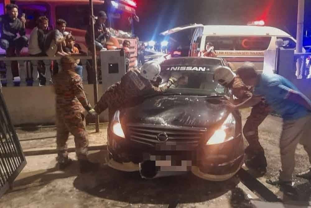 Pasukan bomba dan penyelamat sedang membantu mangsa yang terlibat dalam kemalangan itu.