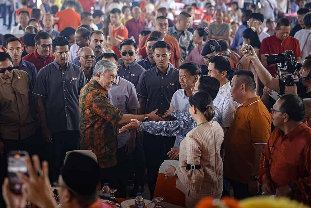 Ahmad Zahid beramah mesra bersama para tetamu ketika hadir pada Majlis sambutan Tahun Baharu Cina, di Dewan Tokong Cina Xian Fa Shi Gong Sungai Burung pada Khamis. Foto Bernama