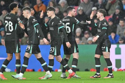 Elliott (kanan) meraikan jaringannya dengan rakan sepasukan ketika menentang PSV Eindhoven. Foto AFP