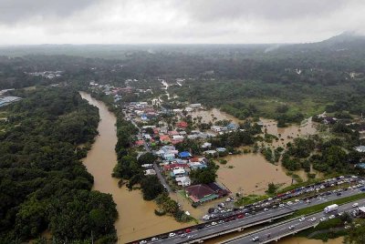 Jumlah mangsa banjir di Sarawak meningkat mendadak setakat 8 jam pagi ini, dengan seramai 5,385 orang daripada 1,505 keluarga dipindahkan ke PPS. Foto hiasan Bernama
