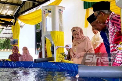 Tengku Anis (kiri) berkenan mencemar duli merasmikanMajlis Perasmian Rumah Ternak Ikan An-Nisa' di Masjid D'Raja Tengku Aziza Tengku Hamzah sambil diperhatiankan oleh Tengku Ahmad Badli Shah (kanan) pada Khamis. FOTO: SINAR HARIAN