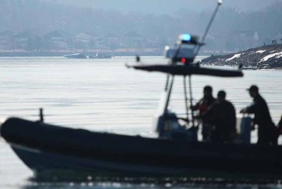 Unit tindak balas kecemasan mencari lokasi nahas pesawat American Airlines di Sungai Potomac selepas kemalangan malam tadi ketika dalam perjalanan ke Lapangan Terbang Nasional Reagan di Arlington, Virginia. Foto AFP