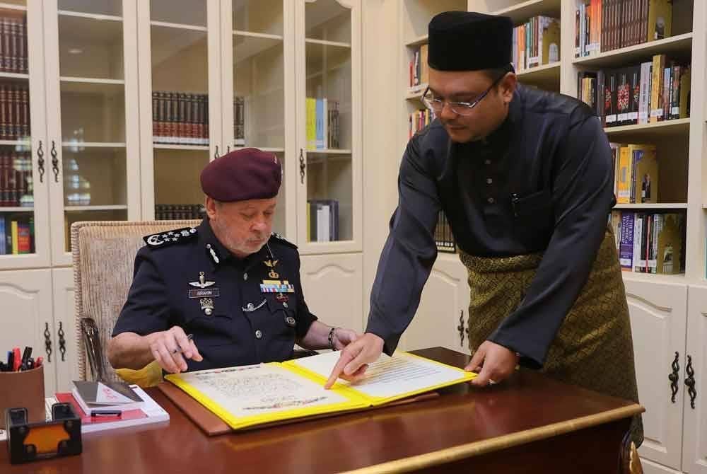Azuan Effendy bersama Sultan Ibrahim.