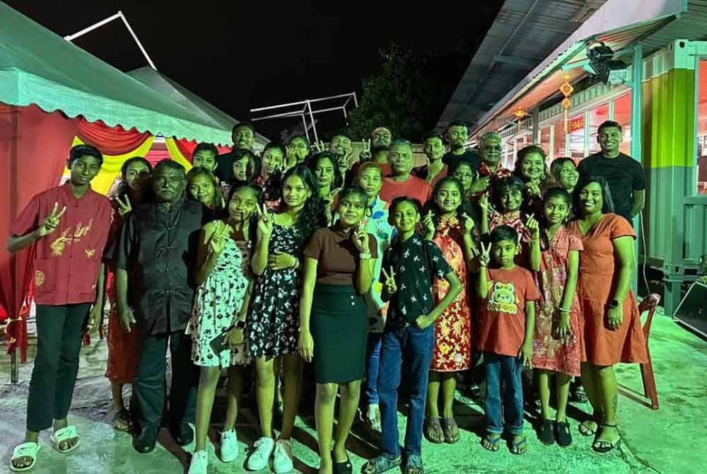 Keluarga besar Steven bergambar kenangan selepas berkumpul untuk makan besar bersama.