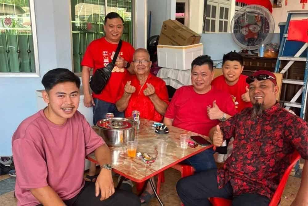 Mohd Hanif (kanan) bersama saudara-maranya yang berketurunan Cina.