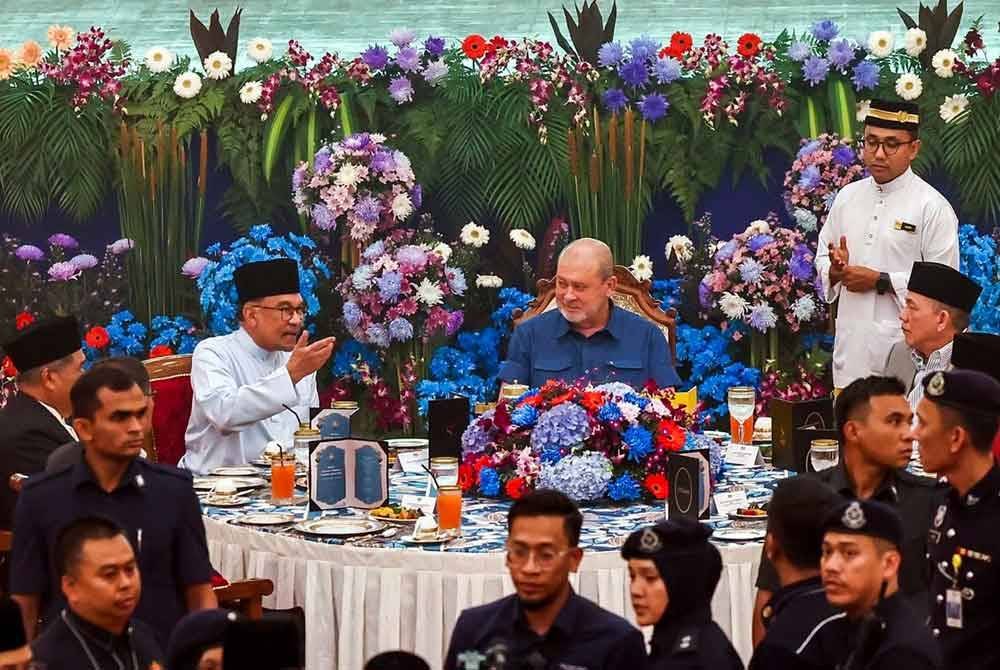 Sultan Ibrahim (tengah) menghadiri Majlis Santapan Rumah Terbuka Madani Aidilfitri Jabatan Perdana Menteri 2024.