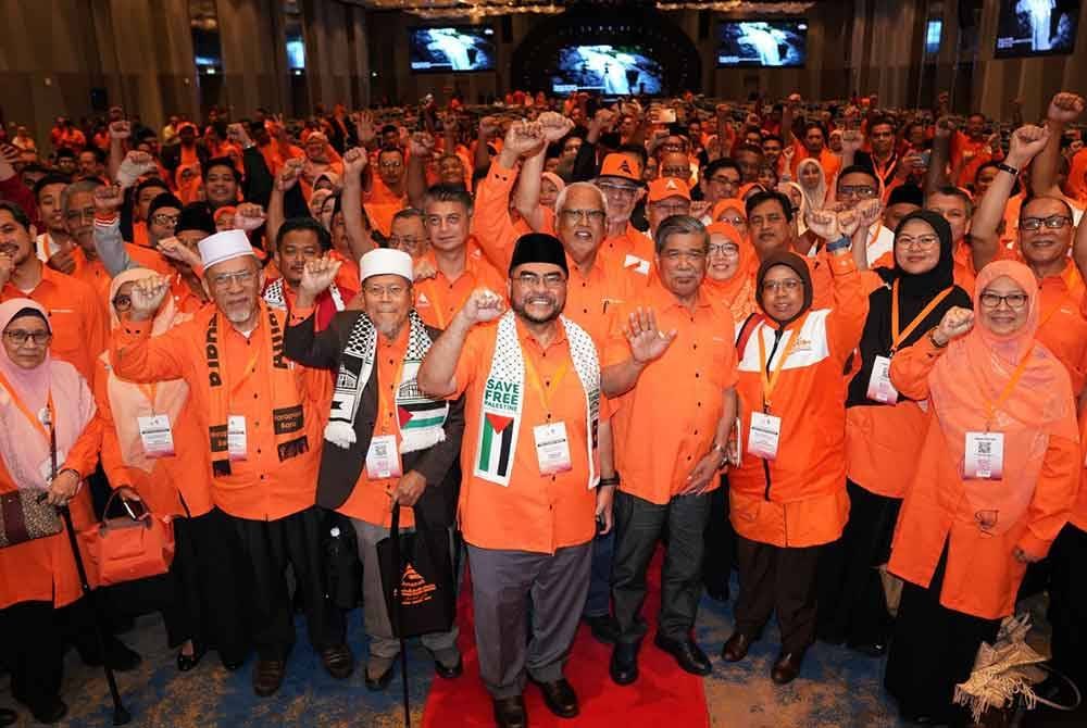 Mohamad (empat dari kanan) bersama pimpinan tertinggi parti selepas selesai Konvensyen Amanah 2024 di Klang pada Ahad.