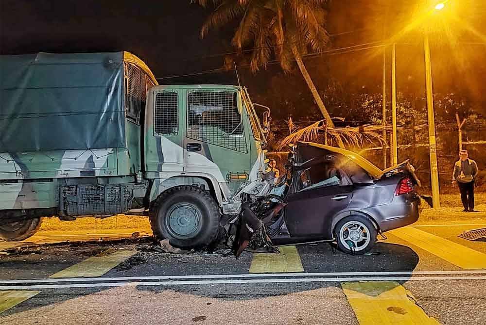 Kemalangan maut yang berlaku di hadapan Kem 96 Depot Pangkalan Peluru, Masjid Tanah, awal pagi Jumaat.