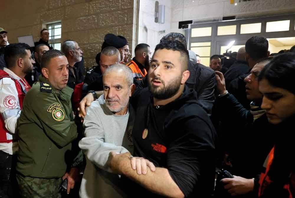 Tahanan yang dibebaskan itu turut bertemu semula dengan keluarga dan ibu masing-masing dalam suasana penuh emosi. Foto AFP