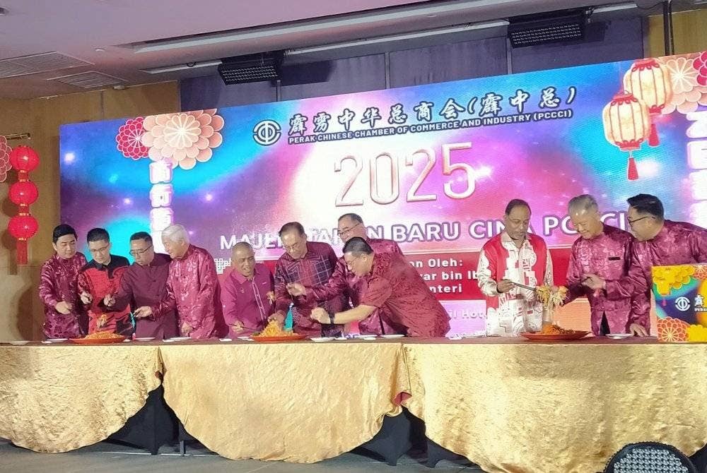 Anwar (enam dari kiri) menghadiri Majlis Perayaan Tahun Baharu Cina 2025 anjuran PCCCI pada Jumaat.