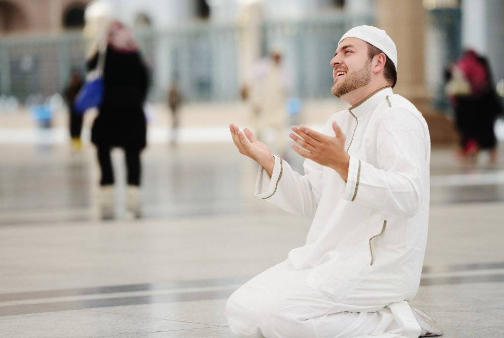 IBADAH umrah dan haji sering kali dianggap sesuatu yang mudah dan ringkas, hakikatnya ia menuntut ketahanan mental yang luar biasa termasuk kesabaran yang tinggi. Foto CANVA