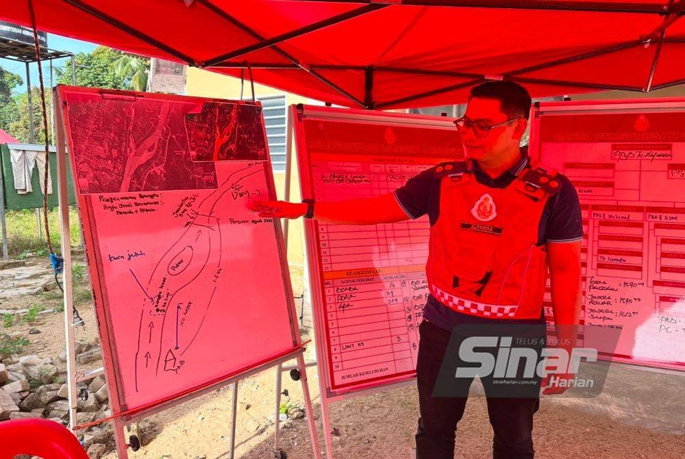 Ahmad Alfarra menunjukkan peta lokasi pencarian mangsa lemas.