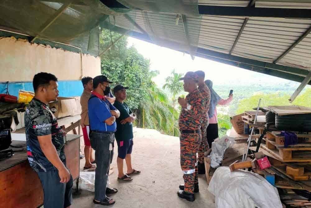 Penghuni rumah dinasihatkan berpindah ke PPS susulan kejadian tanah runtuh di kawasan rumah mereka di Kampung Buang Sayang Segama, Lahad Datu.