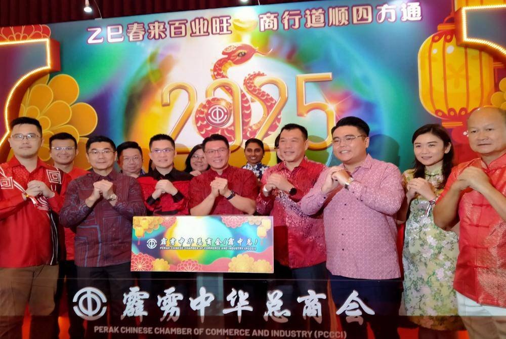 Kor Ming (depan, empat dari kiri) bersama beberapa wakil rakyat DAP selepas hadir ke Majlis Perayaan Tahun Baharu Cina 2025 PCCCI di sebuah hotel di sini, pada Jumaat.