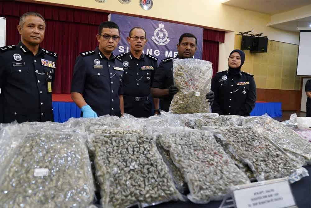 Hussein (dua dari kanan) menunjukkan rampasan dadah jenis ganja susulan tangkapan lelaki warga Britain di KLIA Terminal 1, 24 Januari lalu.