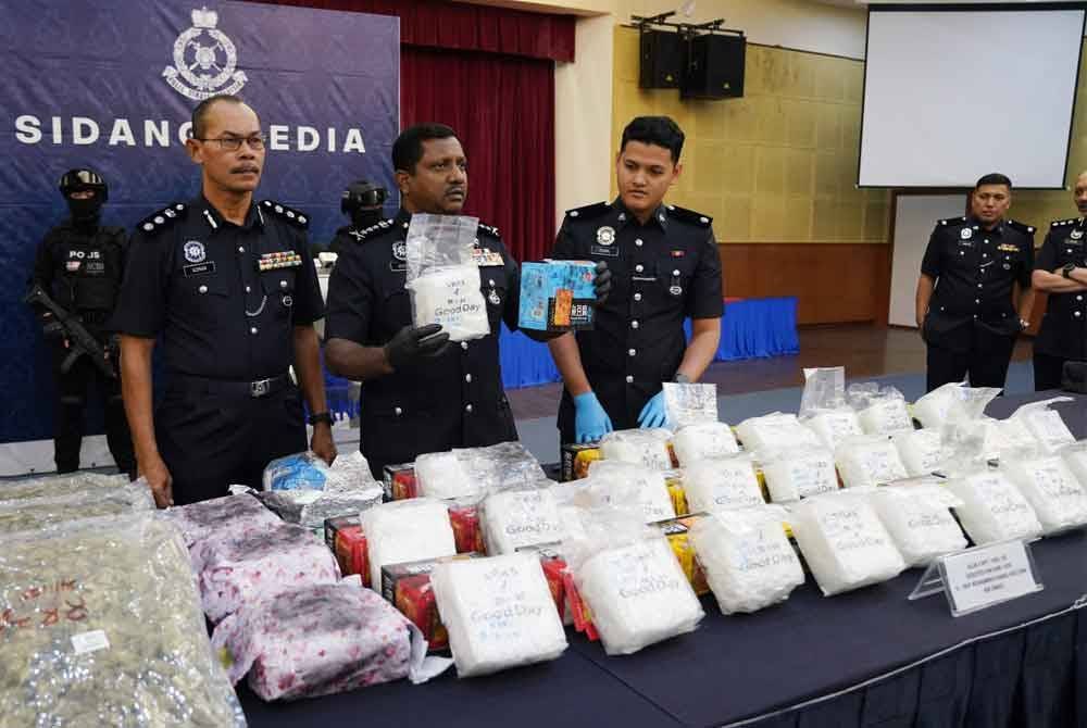 Hussein (tengah) menunjukkan dadah jenis syabu susulan tangkapan dua lelaki tempatan di KLIA Terminal 2, 22 Februari lalu.