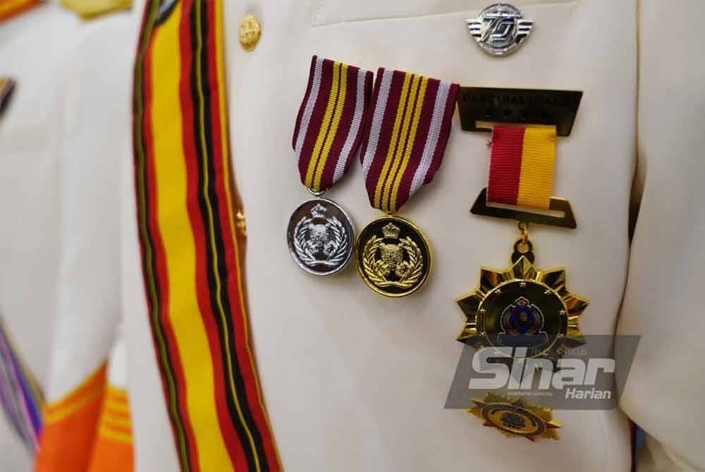 Pingat palsu yang dipercayai dijual kepada individu yang menyertai pertubuhan kebajikan terbabit antara yang dirampas polis. Foto: ROSLI TALIB