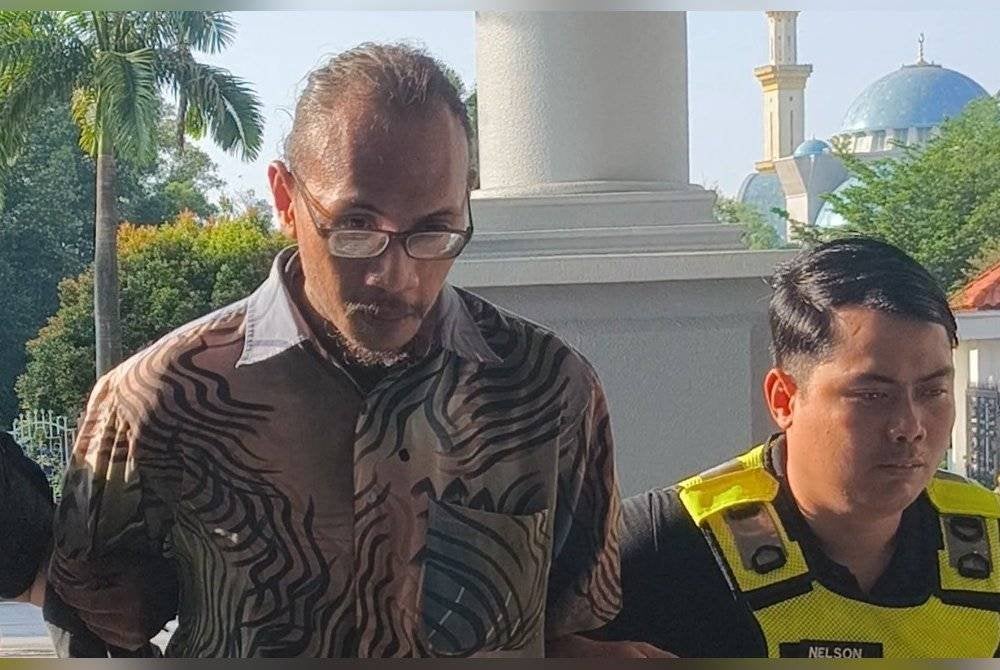 Seorang tukang rumah dihukum penjara lima bulan dan didenda RM2,000 selepas mengaku mengugut Harith Iskander serta keluarganya.