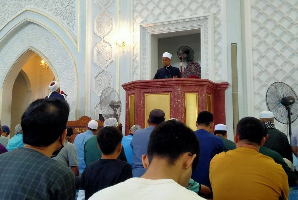 Khatib di Masjid Muhibbuddin Shah di sini turut membacakan teks khutbah Jumaat bertajuk Keburukan Fitnah: Pengajaran dari Peristiwa al-Ifki pada Jumaat.