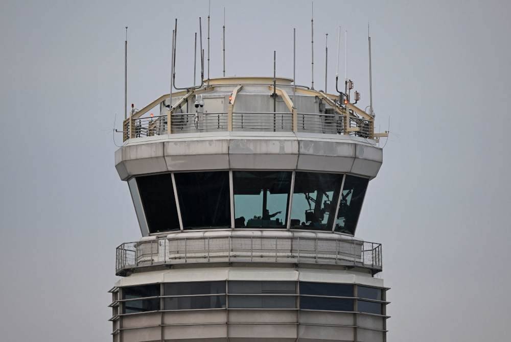 Kekurangan kakitangan di menara kawalan trafik udara di Ronald Reagan Washington National Airport 'tidak normal' semasa pelanggaran maut antara pesawat penumpang dan helikopter tentera. Foto APF