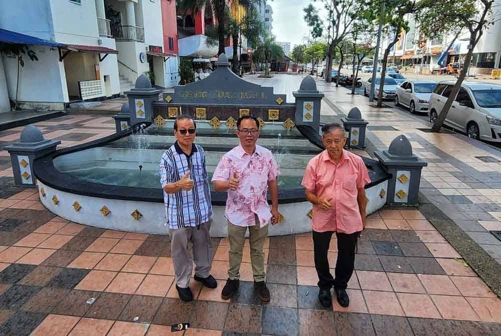 Chee Leong (tengah) ketika ditemui di Jalan Hang Tuah di sini, pada Jumaat.