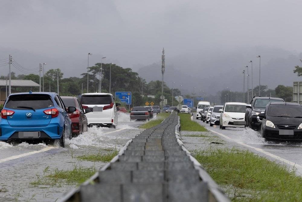 Empat seksyen di sepanjang Lebuhraya Pan Borneo Sarawak terjejas akibat banjir. Foto FB Alexander Nanta Linggi