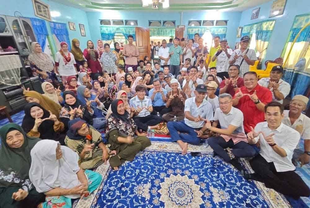 Mohd Shafie bersama penduduk yang hadir pada majlis perjumpaan bersama rakyat di Kampung Lupak Meluas Darat, Batu Sapi, Sandakan.
