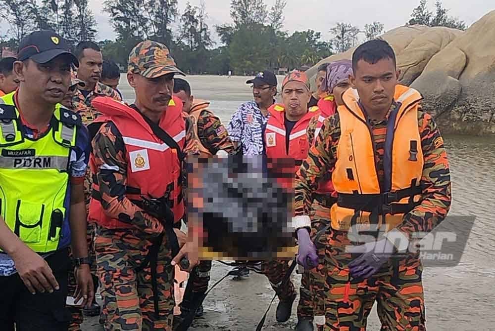 Anggota bomba membantu mengangkat mayat mangsa untuk dihantar ke hospital menggunakan kenderaan polis. - FOTO: SINAR HARIAN