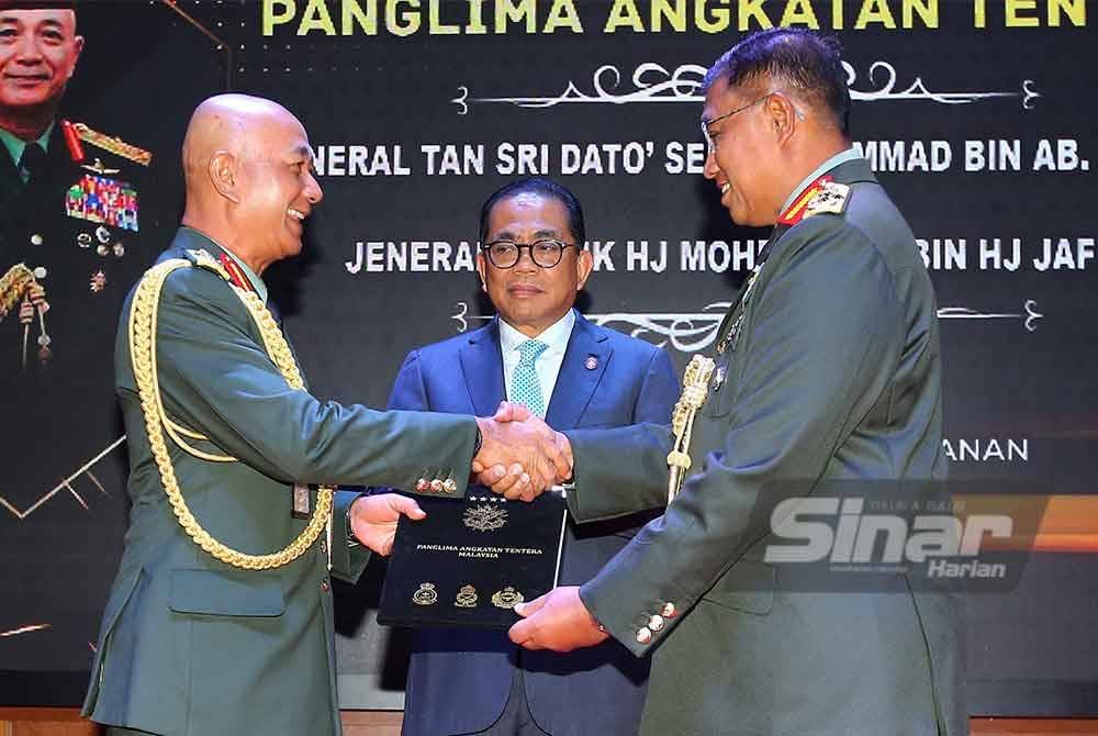 Jeneral Tan Sri Mohammad Ab Rahman (kiri) menyerahkan tugas kepada Jeneral Datuk Mohd Nizam Jaffar (kanan) disaksikan oleh Menteri Pertahanan, Datuk Seri Mohamed Khaled Nordin (tengah) pada majlis Serah Terima Tugas Panglima Angkatan Tentera yang diadakan di Kementerian Pertahanan pada Jumaat - FOTO: SINAR HARIAN/ROSLI TALIB