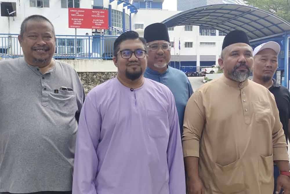 Aktivis politik, Badrul Hisham Shaharin atau lebih dikenali sebagai Che'gu Bard dirakam keterangan di Ibu Pejabat Polis (IPD) Brickfields, Kuala Lumpur pada Jumaat.