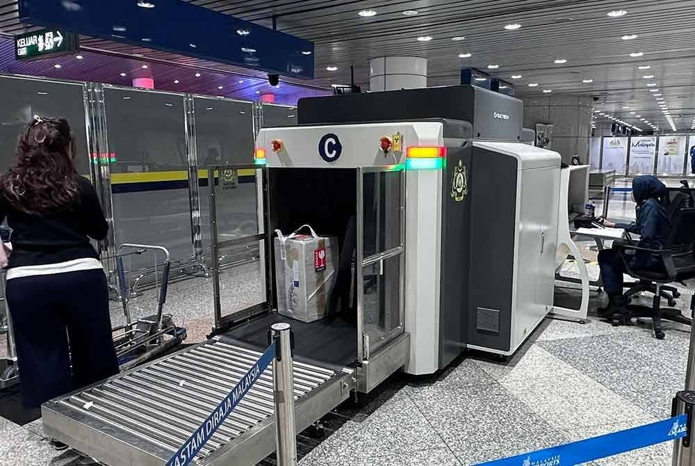 JKDM mempertingkat pematuhan SOP dengan penugasan anggota yang mencukupi dalam setiap pemeriksaan bagasi melalui mesin pengimbasnya di KLIA.