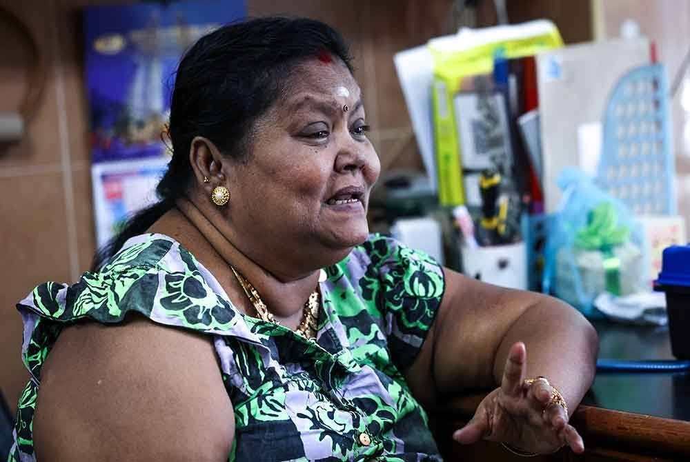 Sarasvathy ketika ditemu bual pemberita berikutan bekalan kelapa yang jauh berkurangan berbanding tahun lalu, di premis perniagaannya di Lorong Abu Siti.
Jika sebelum ini ruang premis dipenuhi timbunan kelapa, tahun ini bekalan merosot hingga 80 hingga 90 peratus, menyebabkan syarikat itu tidak dapat menerima tempahan kelapa untuk sambutan Thaipusam. - Foto Bernama