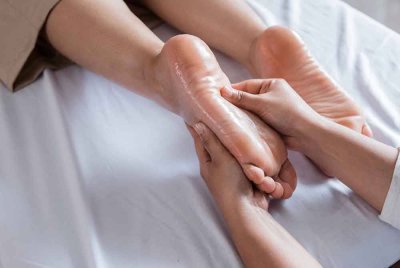 Rumah urut China tawar urutan serendah AS$1 kepada wanita mempunyai iPhone, kereta mewah. - Gambar hiasan 123RF