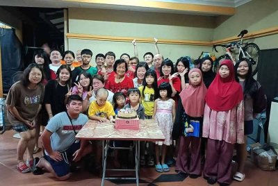 Muhammad Ridhuan (belakang, lima kanan) tidak pernah ketinggalan menyambut Tahun Baharu Cina bersama keluarga setiap tahun.