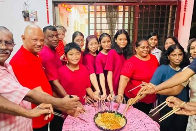 Manimaran (tiga dari kiri) dan Mei Kim (enam dari kiri) bersama ahli keluarga meraikan Tahun Baharu Cina bersama-sama tahun ini.