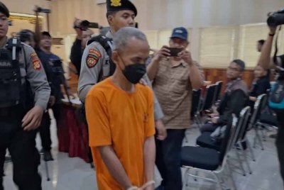 Apriyanto didakwa membunuh ibu kandungnya dan membuang mayatnya di taman berhampiran rumahnya. Foto Agensi