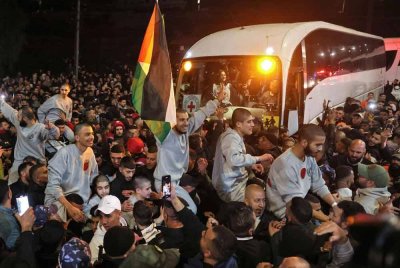 Orang ramai berhimpun menyambut kepulangan tahanan yang dibebaskan Israel, mengangkat mereka di bahu sambil melaungkan sorakan. Foto AFP