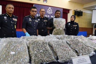 Hussein (dua dari kanan) menunjukkan rampasan dadah jenis ganja susulan tangkapan lelaki warga Britain di KLIA Terminal 1, 24 Januari lalu.