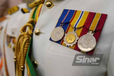 Pingat palsu yang dipercayai dijual kepada individu yang menyertai pertubuhan kebajikan terbabit antara yang dirampas polis. Foto: ROSLI TALIB