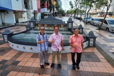 Chee Leong (tengah) ketika ditemui di Jalan Hang Tuah di sini, pada Jumaat.