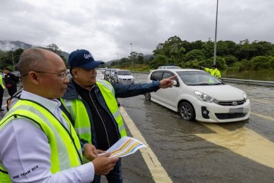 Alexander meninjau lokasi Lebuhraya Pan Borneo yang terjejas banjir pada Jumaat. Foto FB Alexander Nanta Linggi