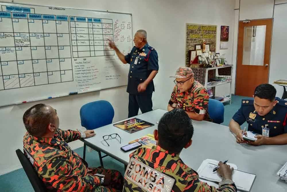 Shamsol memberikan penerangan berkaitan program terkini yang akan dilaksanakan melibatkan masyarakat kepada pegawainya.