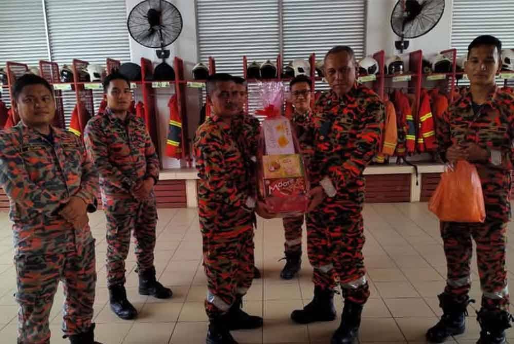 Shamsol (dua,kanan) menyampaikan sumbangan kepada anggotanya.