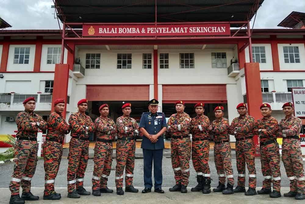 Shamsol bersama anggota dan pegawainya di Balai Bomba dan Penyelamat Sekinchan.